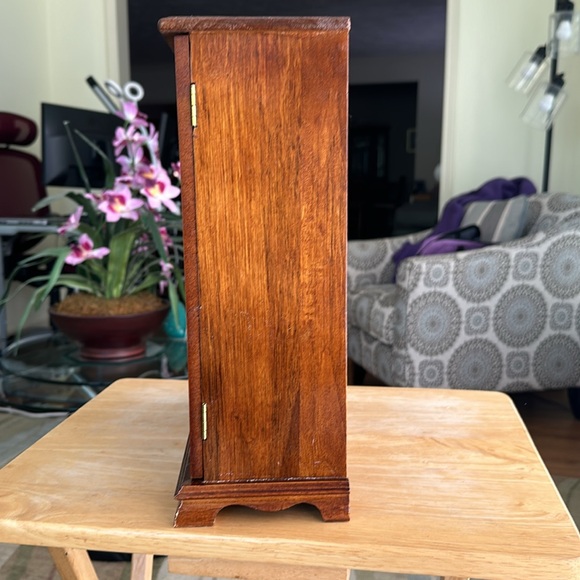 Vintage Jewelry Box in Good Condition one missing little knob at bottom - Picture 8 of 10